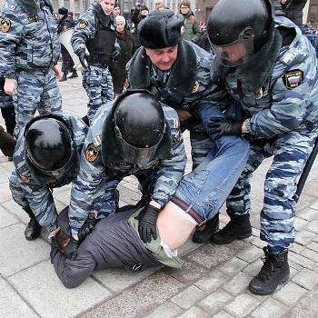 Кинопродюсер Евгений Гиндилис задержан за антивоенный пикет
