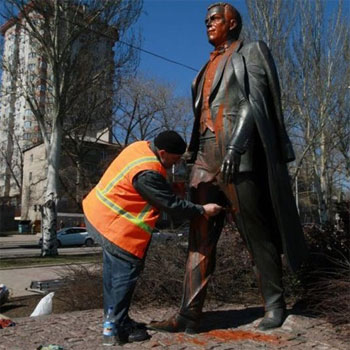 Днепропетровские депутаты отказались от гимна Иосифа Кобзона, а в Донецке облили его памятник краской
