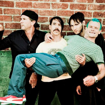 Заключенных в Гуантанамо пытали песнями Red Hot Chili Peppers