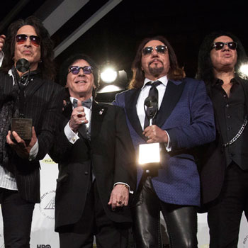 Основатели Kiss вышли на сцену на церемонии включения в Зал славы рок-н-ролла