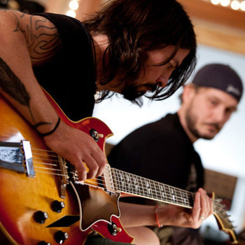 Новый альбом Foo Fighters «наполовину готов»