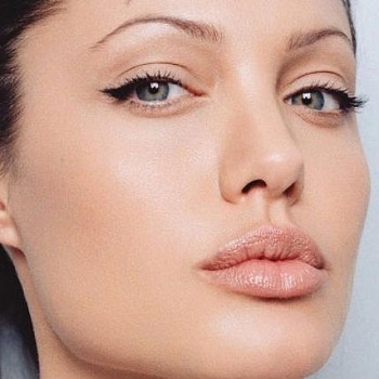 Анджелина Джоли отговаривает Джонни Деппа жениться