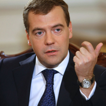 Дмитрий Медведев посоветовал чиновникам включать мозги перед заявлениями о закрытии соцстей