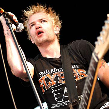 Вокалисту Sum 41 угрожает смерть от глотка алкоголя
