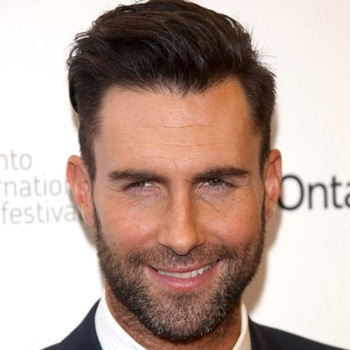 Фронтмен Maroon 5 женится на модели Victoria's Secret