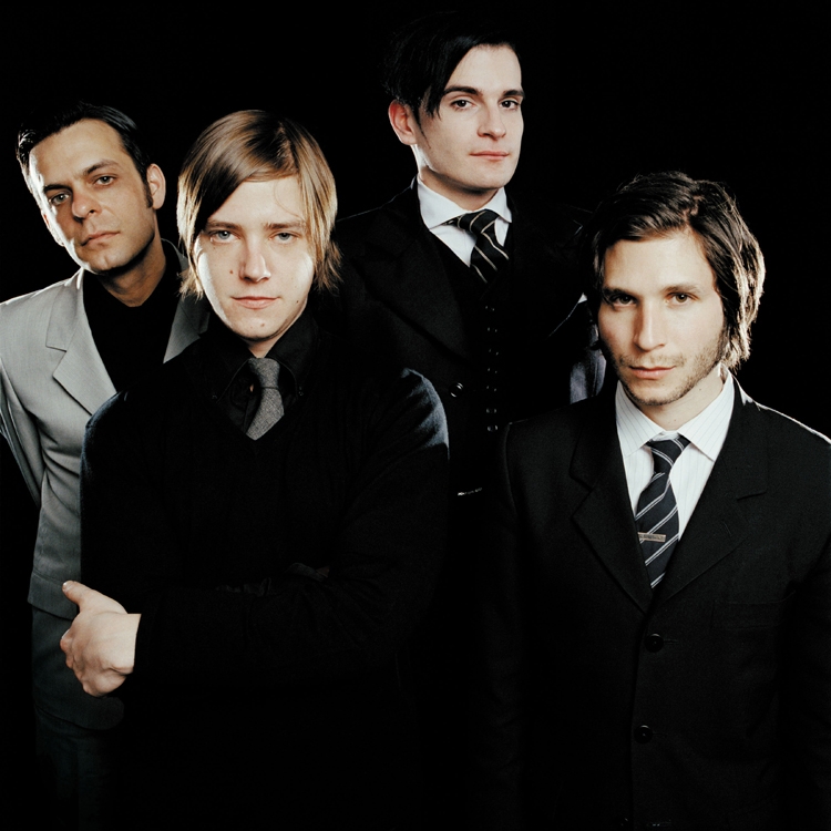 Interpol показали черно-белого серфера (Видео)