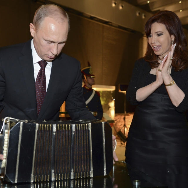 Владимиру Путину подарили бандонеон