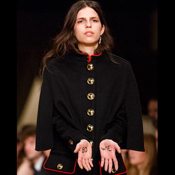 Модель Burberry написала имя Дэвида Боуи на ладонях