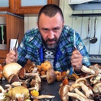 Сергей Шнуров: «Анна Пармас сейчас со Львом Толстым разбирается, ей не до клипов «Ленинграда»