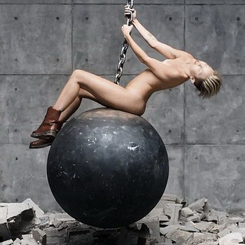 Майли Сайрус боится, что «Wrecking Ball» будет преследовать ее до могилы