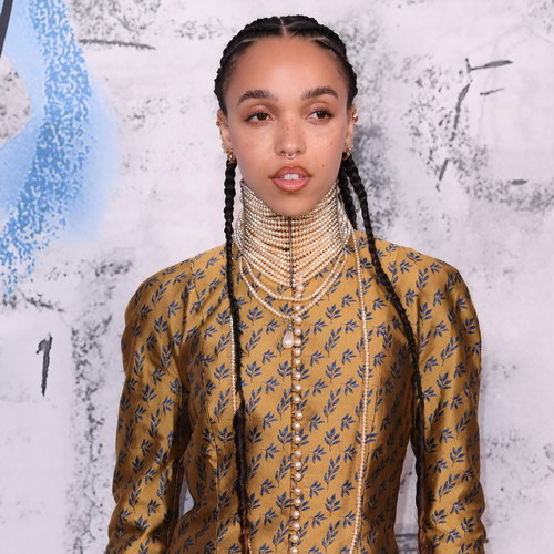 FKA Twigs спасла мини-версию себя (Видео)