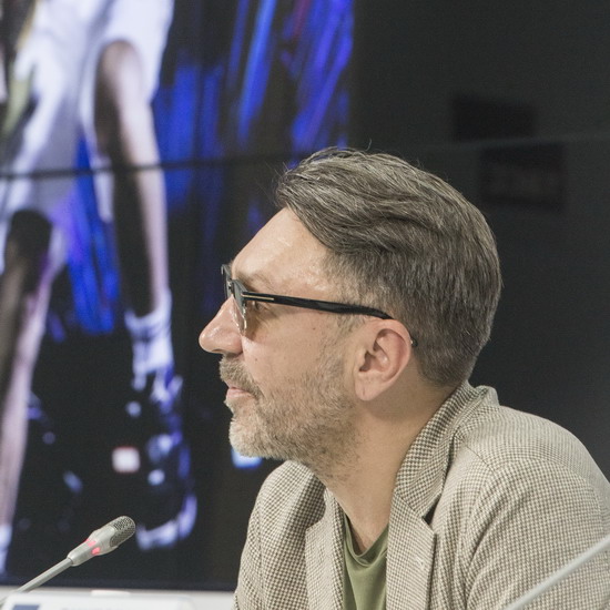 Сергей Шнуров: «Кто-то сегодня пьет водку, а завтра портвейн, а я сегодня на Первом канале, а завтра на втором»