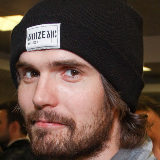 Noize MC призвал «Почитать старших» с цитатами Мандельштама, Маяковского и Есенина (Слушать, Видео)