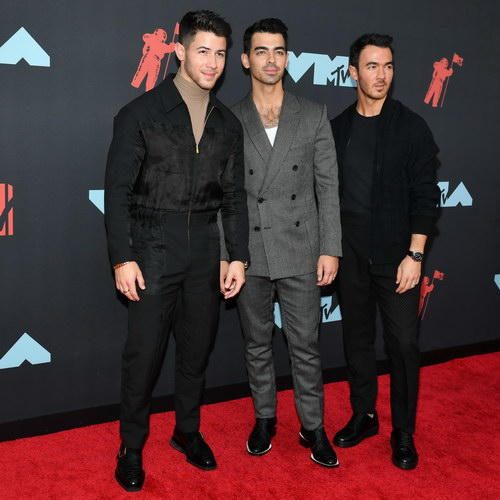Jonas Brothers поздравили фанатов с Рождеством заранее (Видео)