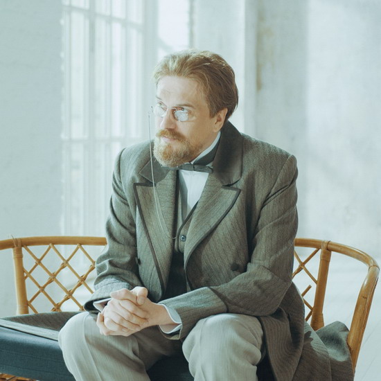 Чехов расскажет про любовь к актрисе, секс, семью и родителей в «Интервью» Максиму Виторгану