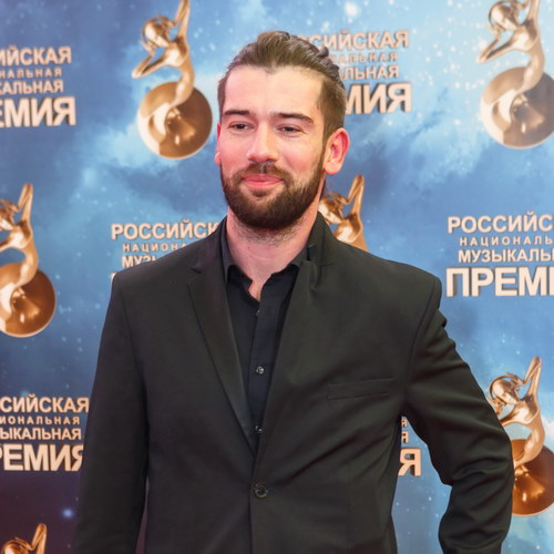 Антон Лаврентьев спел о холодном воздухе «Декабря» (Слушать)