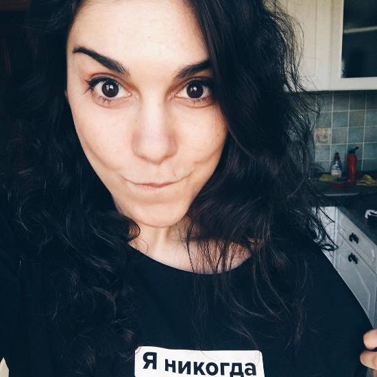 Солистка «АлоэВера» зовет целоваться в свой день рождения