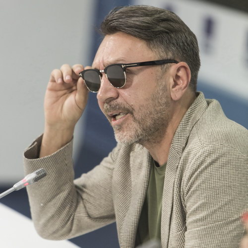 Сергей Шнуров выпустил послание новому премьер-министру (Видео)