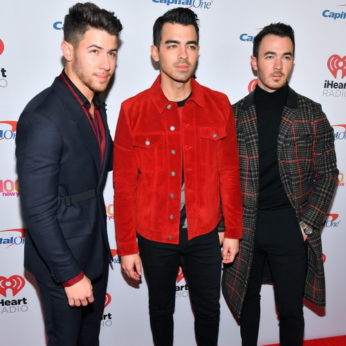 Jonas Brothers вернулись в фильмы 70-80-х вместе со своими женами в новом клипе (Видео)