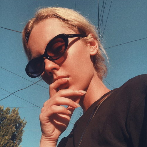 DaKooka разбросала фотографии под песню «Rouge» (Видео)