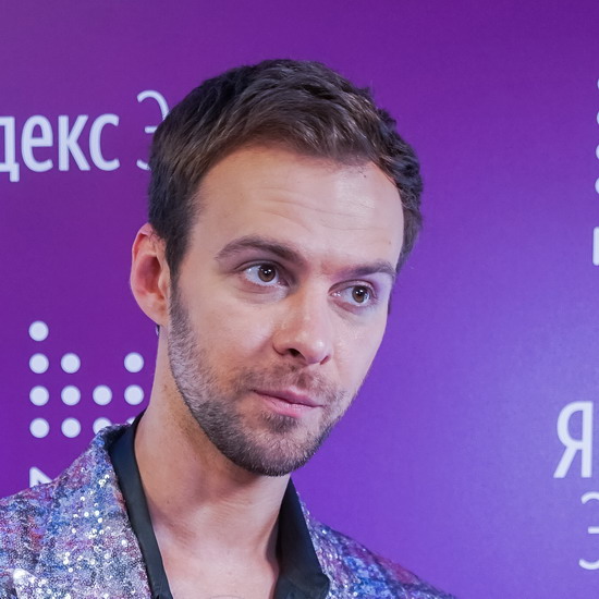 Макс Барских начал показывать «1990» по частям (Слушать, Видео)