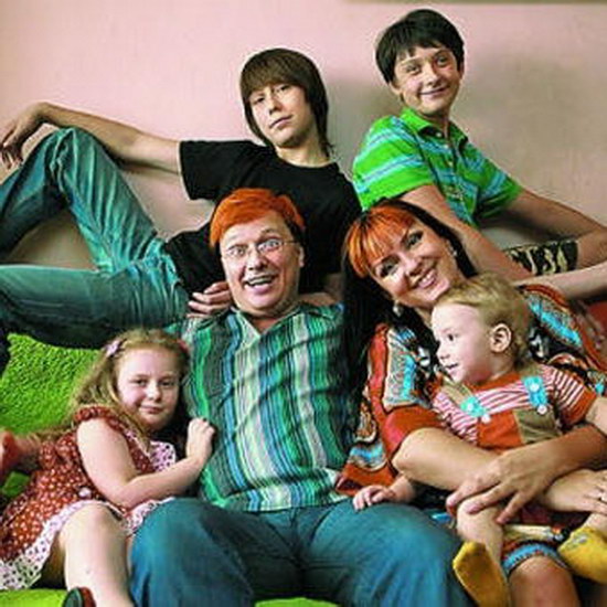Лидер «Божьей коровки» сыграл всемирные рок-хиты в видеомарафоне «Пока все дома» (Видео)