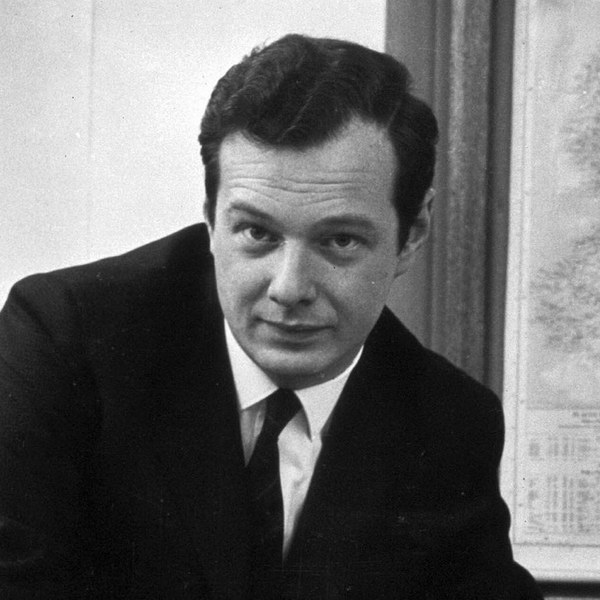 Режиссер клипов Пола Маккартни и Мадонны снимет фильм о менеджере Beatles Брайане Эпстайне