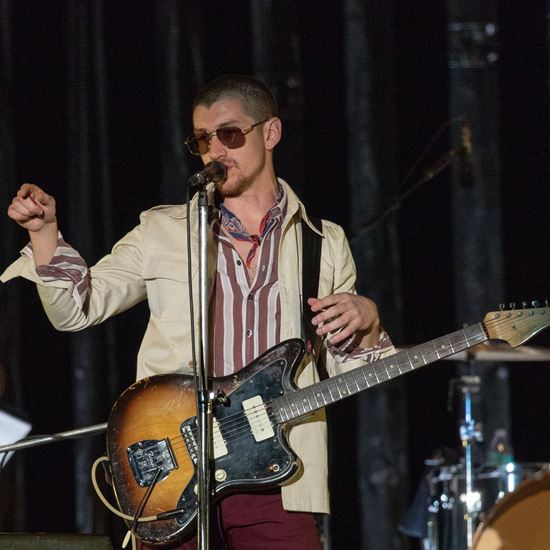 Arctic Monkeys разыгрывают гитару Алекса Тёрнера, чтобы помочь ливерпульскому клубу