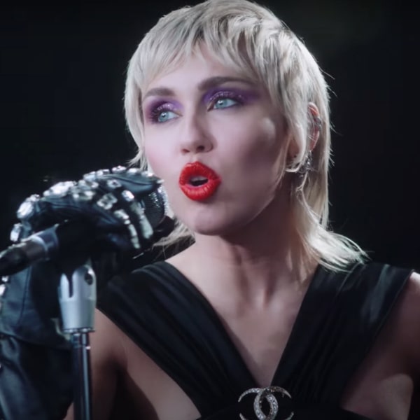 Майли Сайрус показала новую стрижку в клипе «Midnight Sky» (Видео)