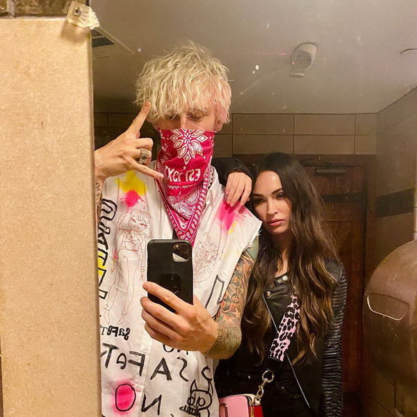 Machine Gun Kelly снял свои концертные будни с Меган Фокс в новом клипе (Видео)