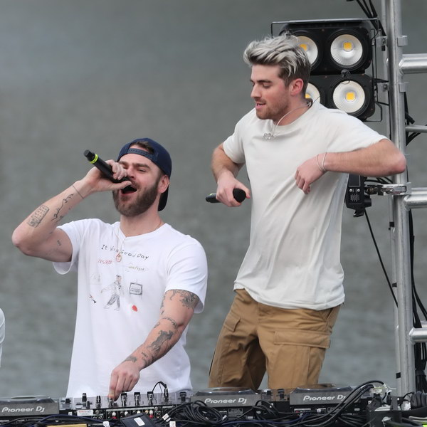 Chainsmokers получили штраф за коронавирусный концерт