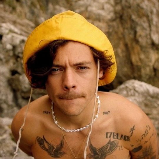 Гарри Стайлз побывал на итальянском курорте в клипе «Golden» (Видео)