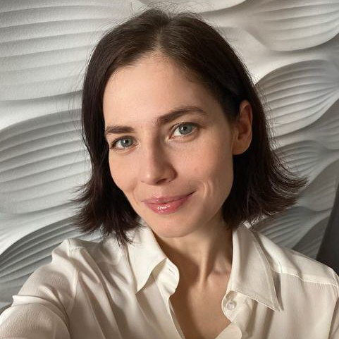 Светлана Устинова снимет Юлию Снигирь и Евгению Добровольскую в своем первом фильме