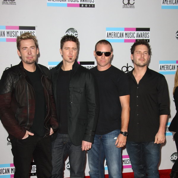Nickelback помогли коллегам перепеть «Rockstar» в стиле матросских песен (Видео)