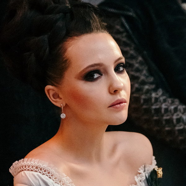 Юлия Хлынина стала королевой в сериале «Этерна»