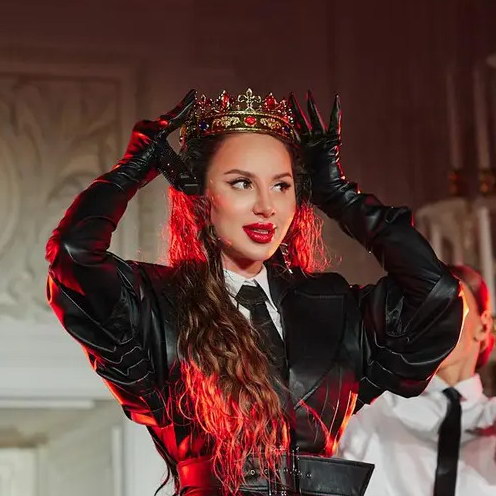 Anna Asti представила «Царицу» во дворце Петра Первого