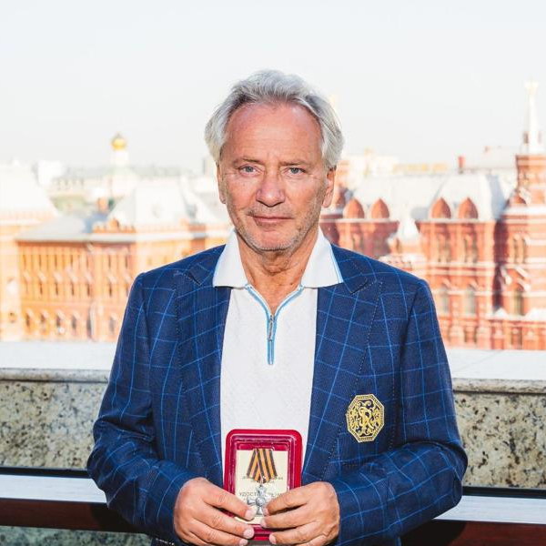 Владимир Киселев награжден Георгиевским крестом ДНР