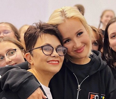 Клава Кока на ВДНХ встретила свою любимую учительницу из Екатеринбурга