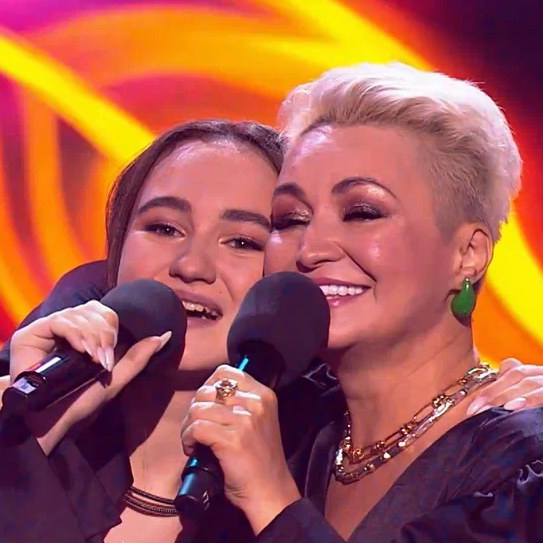 15-летняя дочь Кати Лель запела, а Наталья Подольская вытащила на сцену сестру-двойняшку